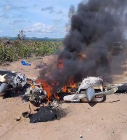 Avião de pequeno porte cai e explode em estrada rural de MT