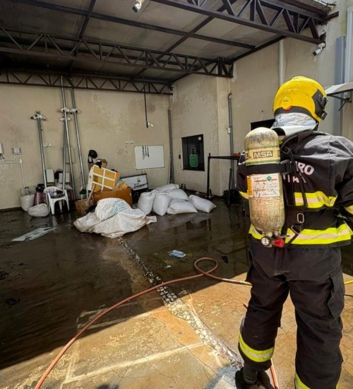 Bombeiros combate princípio de incêndio em usina fotovoltaica em Sinop