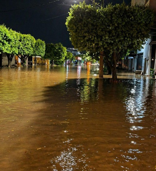 Temporal provoca alagamentos em avenidas centrais de Sinop