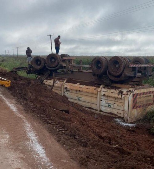 Vagão de carreta se solta e tomba às margens da BR-163 em Sorriso