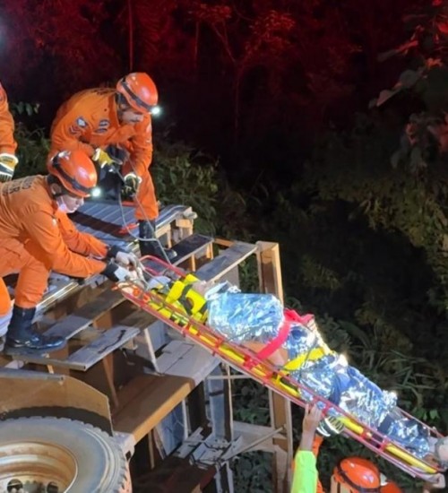 Corpo de Bombeiros socorre vítima após caminhão cair em córrego