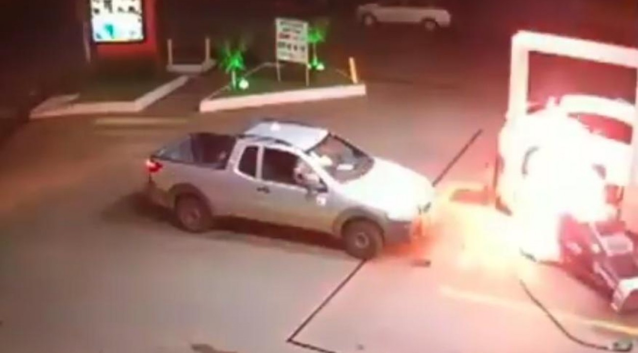 Vídeo mostra bomba pegando fogo após motorista sair com carro que estava sendo abastecido