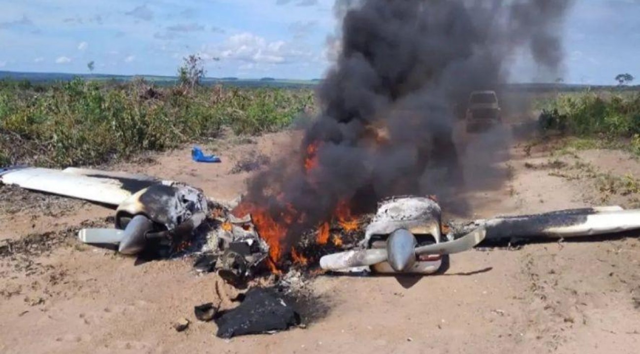 Avião de pequeno porte cai e explode em estrada rural de MT