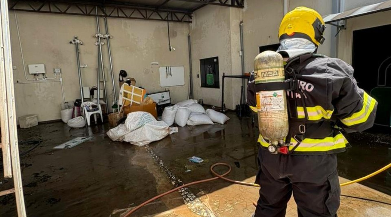 Bombeiros combate princípio de incêndio em usina fotovoltaica em Sinop
