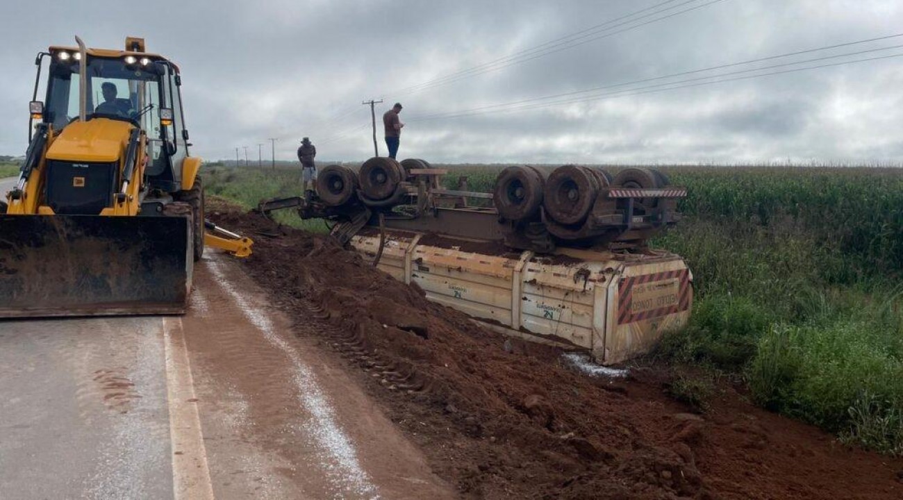 Vagão de carreta se solta e tomba às margens da BR-163 em Sorriso