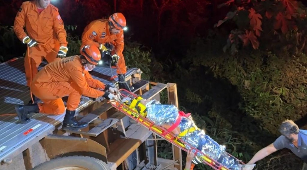 Corpo de Bombeiros socorre vítima após caminhão cair em córrego